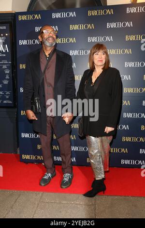 Sir Lenny Henry et Lisa Makin assistent à l'ouverture de la soirée de gala de 'Barcelona' au Duke of York's Theatre à Londres, avec Lily Collins et Alvaro mort Banque D'Images