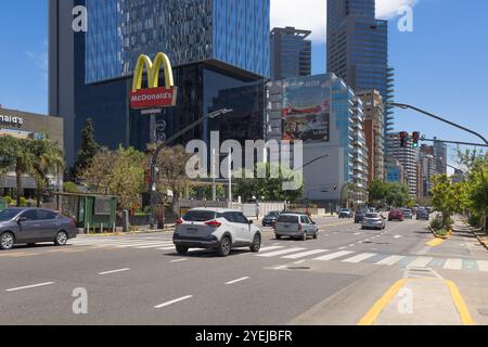 Buenos Aires, Argentine. 27 octobre 2024. McDonald's Fast Food Restaurant dans le quartier de Nunez. Libertador Avenue Banque D'Images