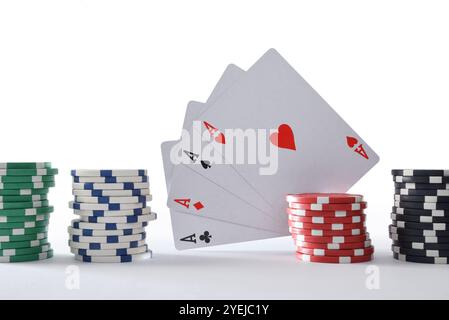 Fond avec pile de jetons pour les Paris et quatre cartes avec as sur la table blanche et fond isolé blanc. Vue de face. Banque D'Images