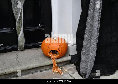 Londres, Royaume-Uni. 30 octobre 2024. Les résidents préparent leurs décorations d'Halloween à Londres, avec de spectaculaires entrées effrayantes sur l'affichage. (Crédit image : © Laura Chiesa/Pacific Press via ZUMA Press Wire) USAGE ÉDITORIAL SEULEMENT! Non destiné à UN USAGE commercial ! Banque D'Images