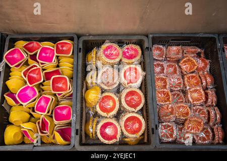 Srinagar, Inde. 31 octobre 2024. Des lampes en terre sont vues sur un marché local devant Diwali, la fête indienne hindoue des lumières à Srinagar, la capitale estivale du Jammu-et-Cachemire. (Photo de Faisal Bashir/SOPA images/Sipa USA) crédit : Sipa USA/Alamy Live News Banque D'Images