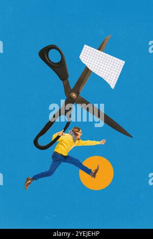 Collage d'art contemporain. homme d'affaires court rapidement avec des ciseaux coupant le papier, symbolisant la volonté de couper à travers les obstacles dans le monde de démarrage rapide Banque D'Images