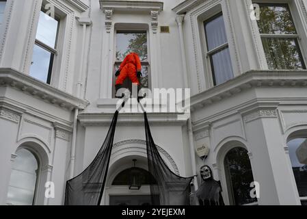 Londres, Royaume-Uni. 30 octobre 2024. Les résidents préparent leurs décorations d'Halloween à Londres, avec de spectaculaires entrées effrayantes sur l'affichage. (Crédit image : © Laura Chiesa/Pacific Press via ZUMA Press Wire) USAGE ÉDITORIAL SEULEMENT! Non destiné à UN USAGE commercial ! Banque D'Images