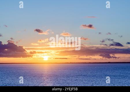 Coucher de soleil sur la mer Baltique vu d'un bateau de croisière, sur le chemin de Copenhague Banque D'Images