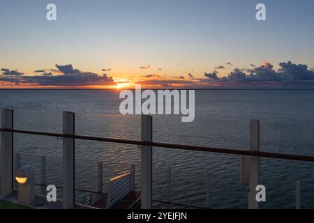 Coucher de soleil sur la mer Baltique vu d'un bateau de croisière, sur le chemin de Copenhague Banque D'Images