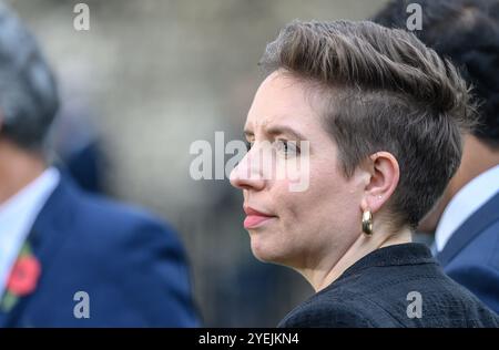 Carla Denyer députée - Co-chef Parti vert - sur College Green, Westminster, sera interviewée après le premier budget du nouveau gouvernement travailliste - 30e Octo Banque D'Images