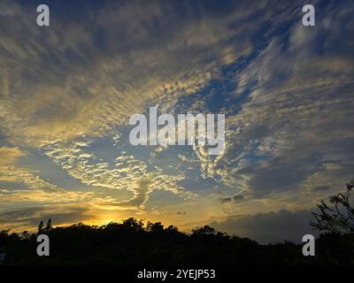 Un magnifique coucher de soleil vu de l'île de Lamma à Hong Kong. Banque D'Images