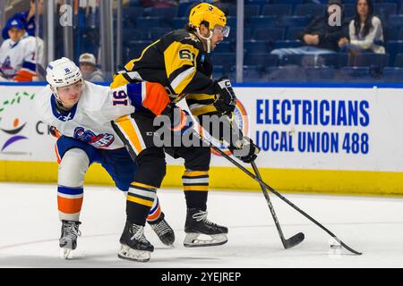 Le 30 octobre 2024 : Alex Jefferies (16 ans), Islanders de Bridgeport, cherche la rondelle autour des manchots de Wilkes barre Scranton Boris Katchouk (61 ans) lors d'un match de hockey de la LNH au total Mortgage Arena de Bridgeport, Connecticut. Rusty Jones/Cal Sport Media (image crédit : © Rusty Jones/Cal Sport Media) Banque D'Images