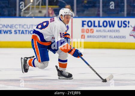 30 octobre 2024 : Matthew Maggio (18 ans), un Islander de Bridgeport, déplace la rondelle lors d'un match de hockey dans la LNH contre les Penguins de Wilkes barre Scranton au total Mortgage Arena de Bridgeport, Connecticut. Rusty Jones/Cal Sport Media (image crédit : © Rusty Jones/Cal Sport Media) Banque D'Images