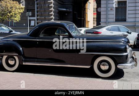 Minsk, Biélorussie, 31 octobre 2024 - automobile vintage de Soto garée dans les rues de la ville par jour ensoleillé Banque D'Images