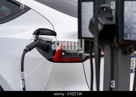 Ft Mill, Caroline du Sud, États-Unis. 29 octobre 2024. Un véhicule électrique se recharge à une station pendant que son propriétaire est au travail, permettant une batterie complètement chargée au moment où il revient. Cette configuration optimise la commodité et réduit les temps d'arrêt. (Crédit image : © Walter G. Arce Sr./ASP via ZUMA Press Wire) USAGE ÉDITORIAL SEULEMENT! Non destiné à UN USAGE commercial ! Banque D'Images