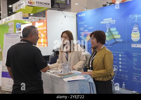 (241031) -- LAS VEGAS, Oct. 31, 2024 (Xinhua) -- Un visiteur discute avec des membres du personnel dans la zone d'exposition de la société chinoise Shanghai Unibio Lab Co., Ltd. pendant la SupplySide West and Food Ingredients North America expo à Las Vegas, aux États-Unis, le 30 Oct. 2024. L'expo offre une plate-forme pour les entreprises et les professionnels du monde entier pour présenter les innovations en matière d'ingrédients et les nouvelles sciences de la nutrition, obtenir des ingrédients et des services, et voir ce qui est à la tendance dans le développement de produits de nutrition. POUR ALLER DE PAIR AVEC 'plus de 400 entreprises chinoises participent à l'exposition de suppléments alimentaires leader en Amérique du Nord' Banque D'Images