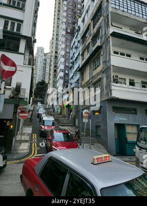 Trafic sur Aberdeen Street dans Central, Hong Kong. Banque D'Images