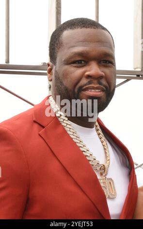 **PHOTO DE FICHIER** 50 cent affirme qu'il a refusé 3 millions de dollars Trump performance à MSG. NEW YORK, NY - 6 JUIN : 50 cent photographié comme les Cast Members de la franchise « Power » éclairent l'Empire State Building pour célébrer le mois de la musique noire, la première saison de « Power Book II : Ghost » et le 10e anniversaire de l'univers « Power » le 6 juin 2024 à New York. Crédit : mpi099/MediaPunch Banque D'Images