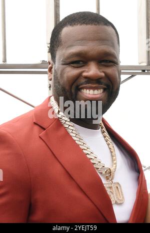 **PHOTO DE FICHIER** 50 cent affirme qu'il a refusé 3 millions de dollars Trump performance à MSG. NEW YORK, NY - 6 JUIN : 50 cent photographié alors que les Cast Members de Power franchise éclairent l'Empire State Building pour célébrer le mois de la musique noire, la première saison de Power Book II : Ghost et le 10e anniversaire de l'univers de la puissance le 6 juin 2024 à New York. Crédit : mpi099/MediaPunch Banque D'Images