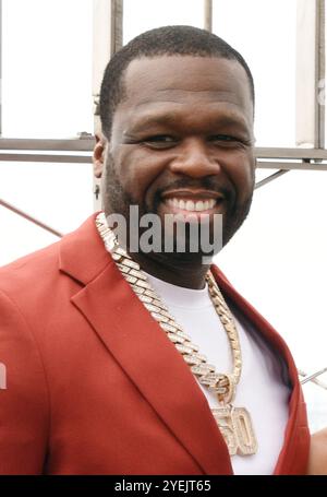 **PHOTO DE FICHIER** 50 cent affirme qu'il a refusé 3 millions de dollars Trump performance à MSG. NEW YORK, NY - 6 JUIN : 50 cent photographié alors que les Cast Members de Power franchise éclairent l'Empire State Building pour célébrer le mois de la musique noire, la première saison de Power Book II : Ghost et le 10e anniversaire de l'univers de la puissance le 6 juin 2024 à New York. Crédit : mpi099/MediaPunch Banque D'Images