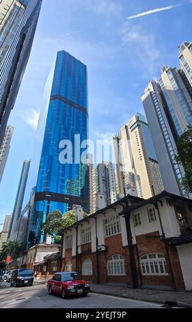 Le centre spatial d'art de la rue pétrolière sur Electric Road avec la tour AIA derrière. North point, Hong Kong. Banque D'Images