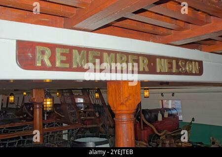 Rappelez-vous Nelson signe sous les ponts du navire de guerre HMS Trincomalee, Hartlepool's maritime Experience, Cleveland, Royaume-Uni Banque D'Images