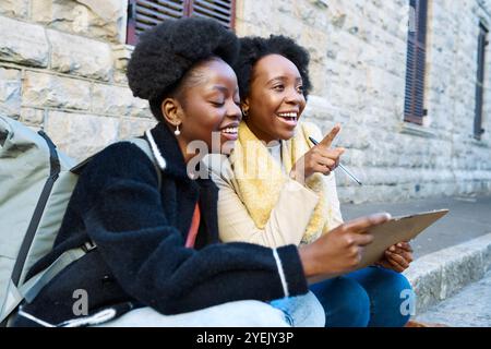 Deux jeunes amis jouissant d'une journée amusante dans la ville, partageant rire et joie Banque D'Images