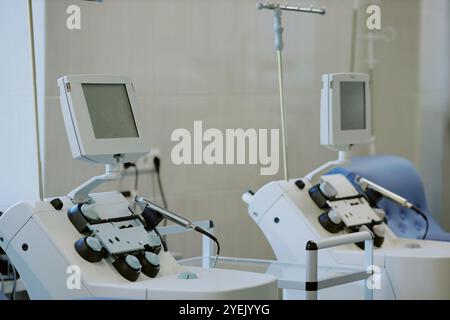 Moniteurs et dispositifs médicaux avancés dans le service hospitalier présentant un environnement stérile et la capacité technique des soins de santé modernes Banque D'Images