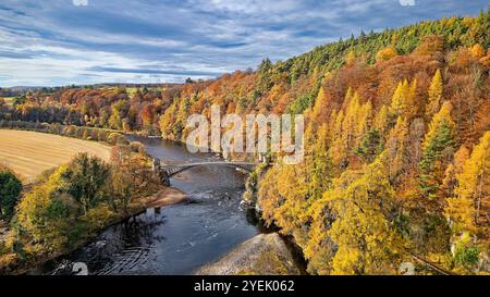 Craigellachie Moray Écosse arbres colorés à l'automne le pont Telford sur la rivière Spey Banque D'Images