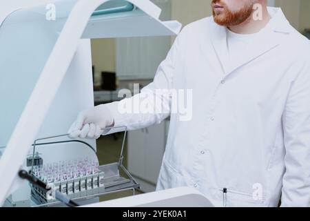 Chercheur préparant des échantillons dans un environnement de laboratoire moderne tout en se concentrant sur la précision et l'exactitude dans les méthodes scientifiques Banque D'Images