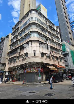 Un ancien bâtiment résidentiel au coin de Temple Street et Wing Sing Lane à Yau ma Tei, Kowloon, Hong Kong. Banque D'Images