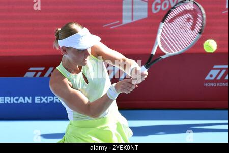 Hong Kong, Chine. 31 octobre 2024. Suzan Lamens fait son retour lors de la manche en simple féminine du 16e match entre Suzan Lamens, des pays-Bas, et Cristina Bucsa, d'Espagne, au WTA250 Hong Kong Tennis Open à Hong Kong, Chine du Sud, 31 octobre 2024. Crédit : LO Ping FAI/Xinhua/Alamy Live News Banque D'Images