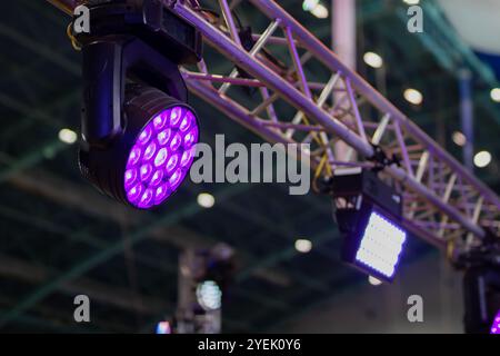 Une installation d'éclairage de scène vibrante et dynamique mettant en vedette de superbes lumières violettes et blanches idéales pour divers événements Banque D'Images