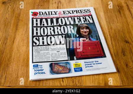 31 octobre 2024. Le titre du Daily Express est Halloween Horror Show. Suit le premier budget du gouvernement travailliste, et la chancelière de l'Échiquier, Rachel Reeves. Banque D'Images