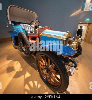 Bonhams, Londres, Royaume-Uni. 31 octobre 2024. Bonhams|Cars' Golden Age of Motoring Sale présente une collection exquise de véhicules vétérans et édouardiens le 1er novembre. La vente aux enchères comprend plus de 180 lots, avec une gamme impressionnante d'automobilia, de vélos et de voitures de vétéran. La London to Brighton Run a lieu le même week-end et ces voitures centenaires représentent une opportunité pour les passionnés et les collectionneurs. Crédit : Malcolm Park/Alamy Live News Banque D'Images