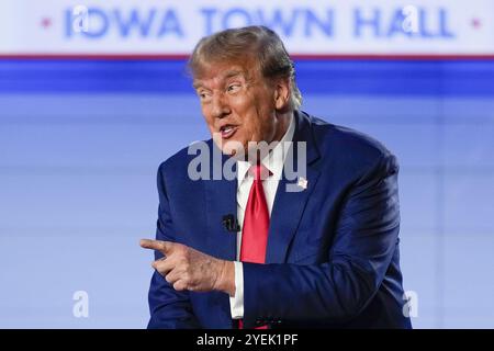 Candidat républicain à la présidentielle, l'ancien président Donald Trump, prend la parole lors d'une réunion de ville de Fox News Channel à des Moines, Iowa, mercredi 10 janvier 2024. Banque D'Images