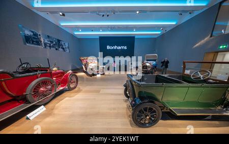 Bonhams, Londres, Royaume-Uni. 31 octobre 2024. La vente annuelle de l'âge d'or de l'automobile de Bonhams|Cars présente une collection exquise de véhicules vétérans et édouardiens le 1er novembre. La vente aux enchères comprend plus de 180 lots, avec une gamme impressionnante d'automobilia, de vélos et de voitures de vétéran. La London to Brighton Run a lieu le même week-end et ces voitures centenaires représentent une opportunité pour les passionnés et les collectionneurs. Crédit : Malcolm Park/Alamy Live News Banque D'Images