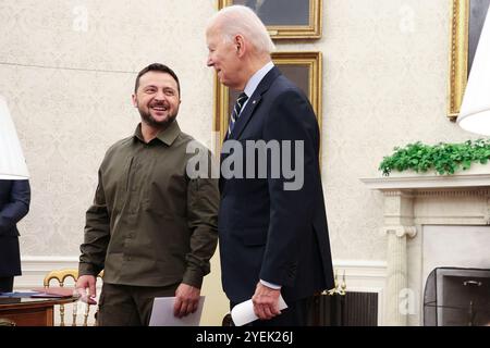 Le président américain Joe Biden accueille le président ukrainien Volodymyr Zelensky au bureau ovale de la Maison Blanche le 21 septembre 2023 à Washington, DC. Banque D'Images