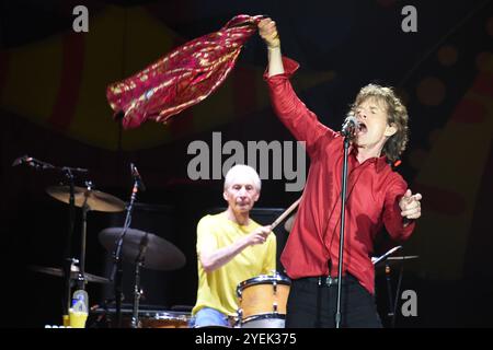 Le leader des Rolling Stones Mick Jagger se produit lors d'un concert de leur tournée Ole au stade Maracana de Rio de Janeiro, au Brésil, le 20 février 2016. Banque D'Images