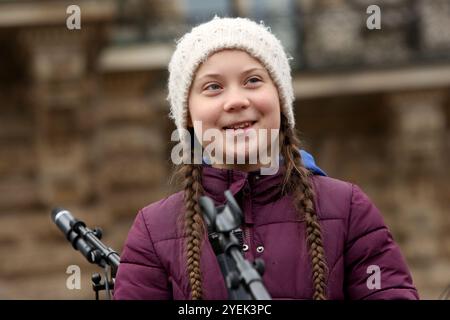 L’activiste Greta Thunberg manifeste avec des étudiants contre le réchauffement climatique lors d’une manifestation du vendredi pour le futur le 1er mars 2019 à Hambourg, en Allemagne. Banque D'Images