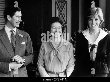 27 mars 1981, montre la reine Elizabeth II (C) avec son fils le Prince Charles (L) et puis sa fiancée Lady Diana au palais de Buckingham à Londres. Banque D'Images