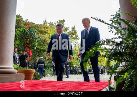 Le président Joe Biden salue le président chinois Xi Jinping au domaine Filoli à Woodside, Calif, mercredi 15 novembre 2023, en marge Banque D'Images