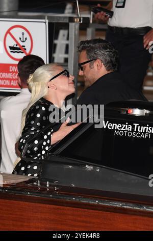 Lady Gaga et Michael Polansky arrivent à aereoport pour le 81ème Festival International du film de Venise à Venise. Banque D'Images