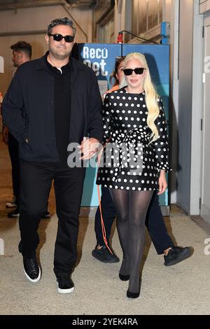 Lady Gaga et Michael Polansky arrivent à aereoport pour le 81ème Festival International du film de Venise à Venise. Banque D'Images