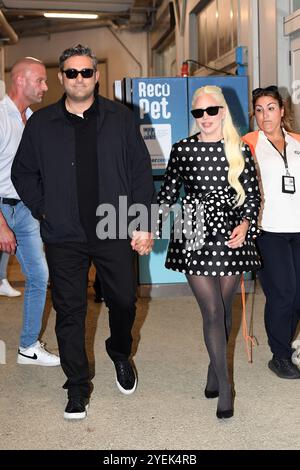 Lady Gaga et Michael Polansky arrivent à aereoport pour le 81ème Festival International du film de Venise à Venise. Banque D'Images