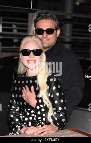 Lady Gaga et Michael Polansky arrivent à aereoport pour le 81ème Festival International du film de Venise à Venise. Banque D'Images