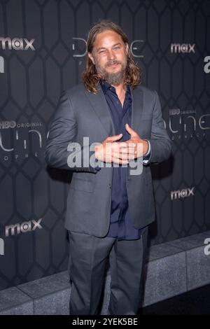 New York, États-Unis. 30 octobre 2024. Travis Fimmel assiste à la première mondiale de ''Dune : Prophecy'' de HBO au Jazz at Lincoln Center à New York, États-Unis, le 30 octobre 2024. (Photo de Thenews2/NurPhoto) crédit : NurPhoto SRL/Alamy Live News Banque D'Images