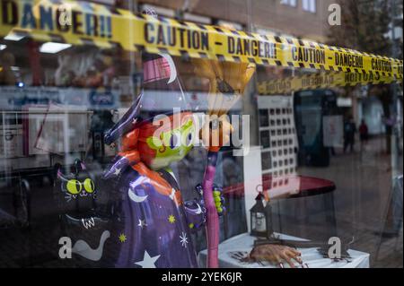 Cambridge, Royaume-Uni. 31 octobre 2024. Une boutique vendant des costumes et des décorations d'Halloween à Cambridge. Halloween a lieu chaque année le 31 octobre et les gens célèbrent la journée en s'habillant dans des costumes effrayants, sculpture de citrouille, le don de bonbons et les fêtes d'Halloween. Crédit : David Tramontan / Alamy Live News Banque D'Images