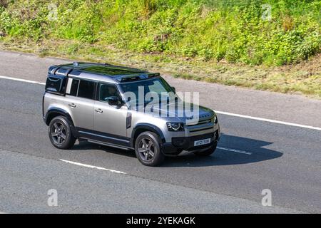 Land Rover Defender V8 2021 ou 110 cinq portes, automatique à huit vitesses, quatre roues motrices SUV sur l'autoroute M6, Manchester, Royaume-Uni Banque D'Images