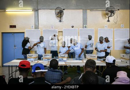 Gaborone, Botswana. 31 octobre 2024. Les fonctionnaires comptent les bulletins de vote dans un bureau de vote à Gaborone, Botswana, 31 octobre 2024. Mercredi, des ressortissants botswanais se sont rendus dans les bureaux de vote pour voter en faveur de nouveaux parlementaires et des autorités locales. Selon la loi électorale du pays d'Afrique australe, le scrutin déterminera 61 membres de l'Assemblée nationale et 609 conseillers locaux, le parti qui détient au moins 31 sièges au parlement devant être déclaré vainqueur. Crédit : Han Xu/Xinhua/Alamy Live News Banque D'Images