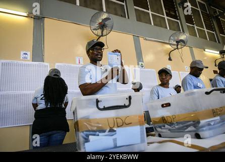 Gaborone, Botswana. 31 octobre 2024. Les fonctionnaires comptent les bulletins de vote dans un bureau de vote à Gaborone, Botswana, 31 octobre 2024. Mercredi, des ressortissants botswanais se sont rendus dans les bureaux de vote pour voter en faveur de nouveaux parlementaires et des autorités locales. Selon la loi électorale du pays d'Afrique australe, le scrutin déterminera 61 membres de l'Assemblée nationale et 609 conseillers locaux, le parti qui détient au moins 31 sièges au parlement devant être déclaré vainqueur. Crédit : Han Xu/Xinhua/Alamy Live News Banque D'Images