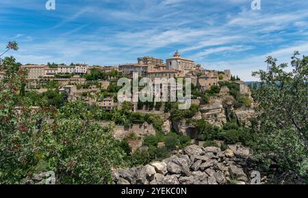Paysage autour de Gordes, une commune de la région provençale du sud de la France en été Banque D'Images
