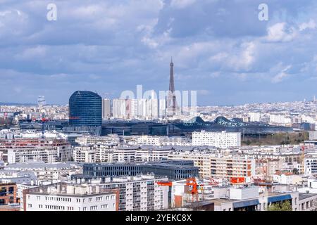 Issy-les-Moulineaux (région parisienne) : vue d'ensemble de Paris depuis la ville haute, quartier des Epinettes. Vue sur la ville, avec le bâtiment Accor, la skyscra Banque D'Images