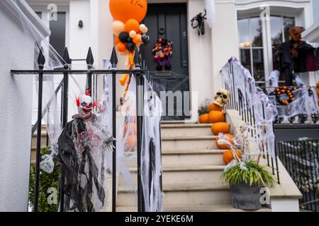 Une maison décorée pour Halloween sur Elgin Crescent à Notting Hill, ouest de Londres, prête à accueillir des trucs ou des traiteurs sur All Hallows' Eve. Date de la photo : jeudi 31 octobre 2024. Banque D'Images